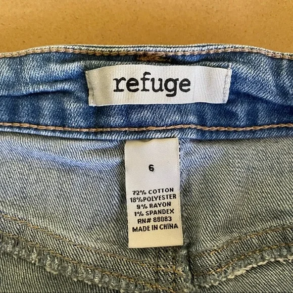 Refuge Distressed Jean Shorts​ - Picture 8 of 8